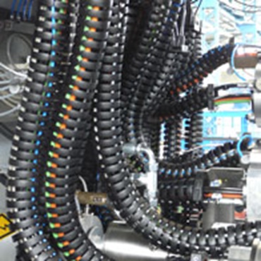 Uso de los cables chainflex® en un torno multihusillo automático CNC