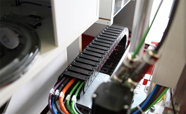 Cadenas portacables en el área de manipulación de medicamentos