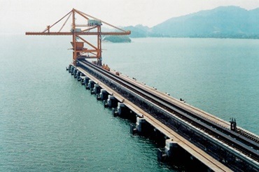 Grúa con una cadena portacables de igus® para carreras largas