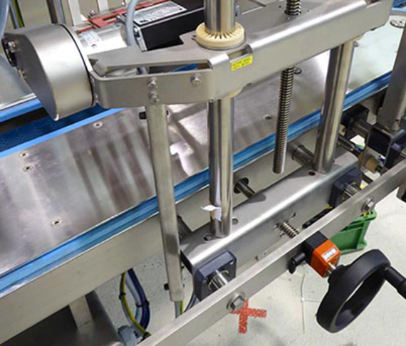Labelling machine with drylin® W profile rail