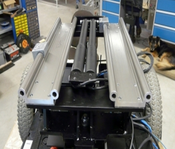 Heavy-duty electric wheelchair with drylin® W linear profile rail