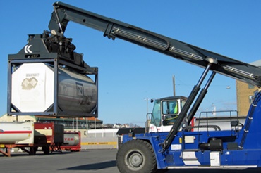 Grúa apiladora de alcance con cadenas portacables y cables chainflex® de igus®