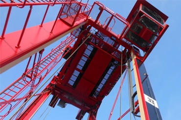 Carretilla pórtico con cadenas portacables y cables chainflex® de igus®