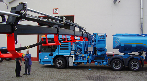 Airfield tanker vehicle 